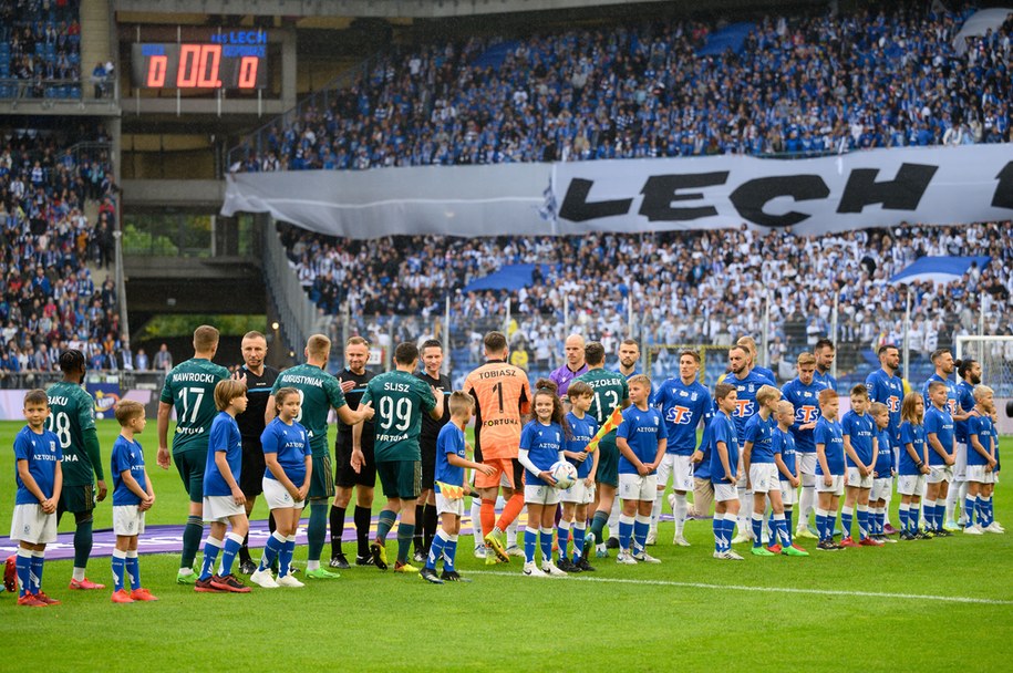 Zawodnicy Lecha Poznań i Legii Warszawa przed meczem 11. kolejki piłkarskiej Ekstraklasy /	Jakub Kaczmarczyk   /PAP/EPA