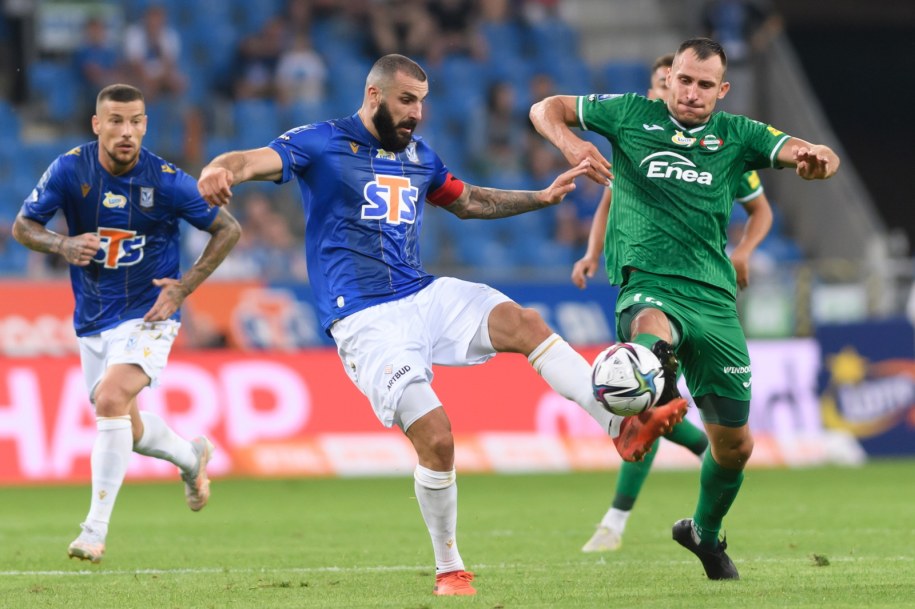 Zawodnicy Lecha Poznań Mikael Ishak (C) i Pedro Tiba (L) oraz Mateusz Radecki (P) z Radomiaka Radom /	Jakub Kaczmarczyk   /PAP