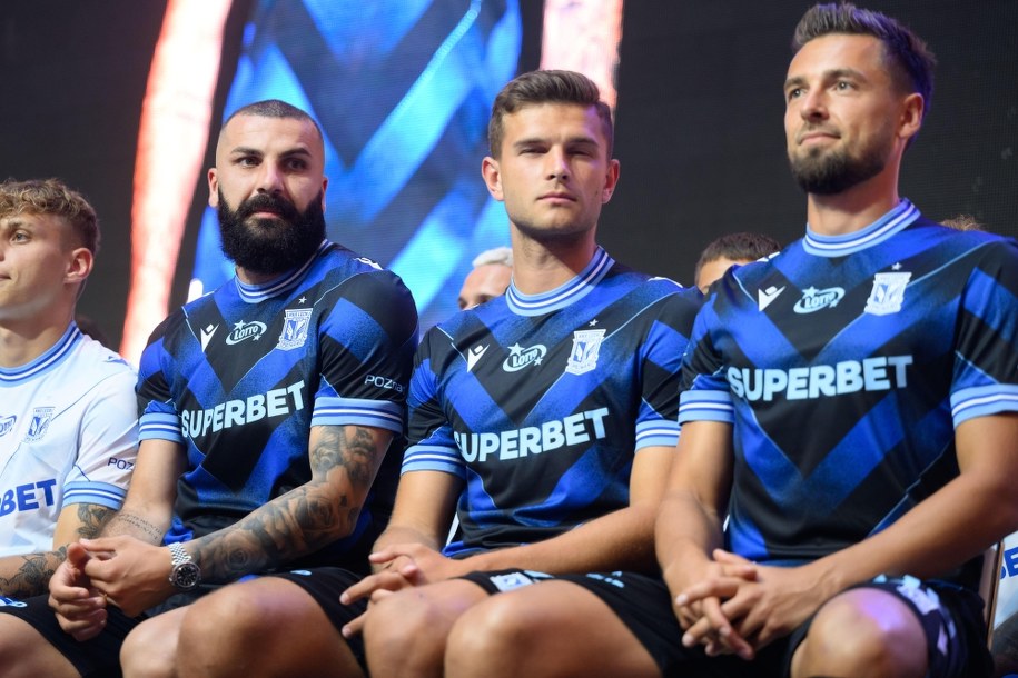 Zawodnicy Lecha Poznań: Mikael Ishak (L), Filip Szymczak (C) i Artur Sobiech (P) podczas prezentacji drużyny przed rozpoczęciem nowego sezonu piłkarskiej Ekstraklasy /Jakub Kaczmarczyk /PAP