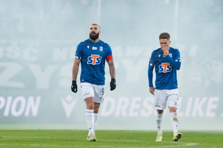 Zawodnicy Lecha Poznań Mikael Ishak (L) i Joel Pereira (P) /Jakub Kaczmarzyk /PAP