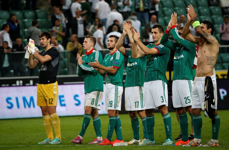 Zawodnicy Legii Warszawa dziękują kibicom za doping po wygranym meczu z KSC Lokeren w grupie L w pierwszej kolejce fazy grupowej Ligi Europejskiej, 18 września 2014 /Bartłomiej Zborowski /PAP