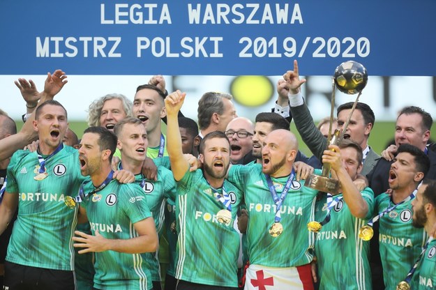 Zawodnicy Legii Warszawa fetują mistrzostwo Polski za sezon 2019/2020 po przegranym meczu grupy mistrzowskiej, 37. kolejki piłkarskiej Ekstraklasy z Pogonią Szczecin / 	Leszek Szymański    /PAP