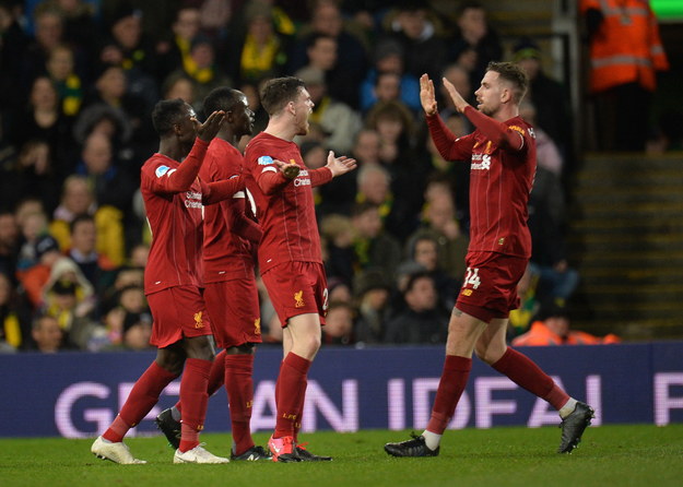 Zawodnicy Liverpoolu cieszą się z gola Sadio Mane w ligowym meczu z Norwich City, 15 lutego 2020 /PETER POWELL   /PAP/EPA
