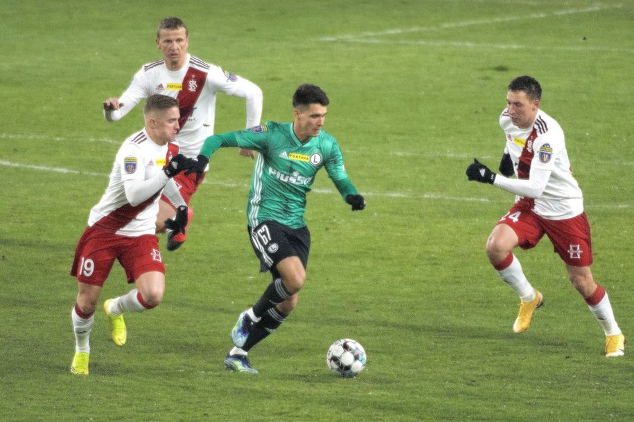 Zawodnicy ŁKS Łódź Michał Trąbka (L) i Jakub Tosik (P) oraz Bartosz Kapustka (C) z Legii Warszawa /	Grzegorz Michałowski   /PAP