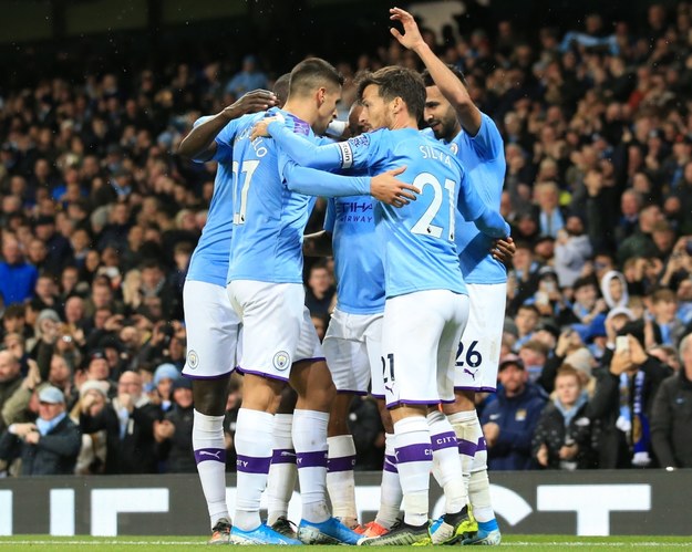 Zawodnicy Manchesteru City cieszą się z gola Riyada Mahreza w pojedynku z Chelsea Londyn /Jon Super   /PAP/EPA