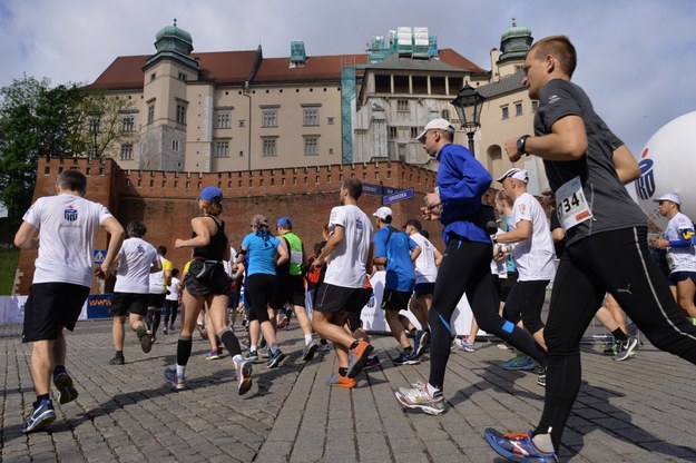 Zawodnicy na trasie 13. Cracovia Maratonu /Jacek Bednarczyk /PAP