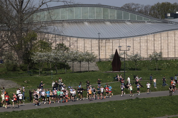 Zawodnicy na trasie 20. Cracovia Maratonu /Art Service /PAP