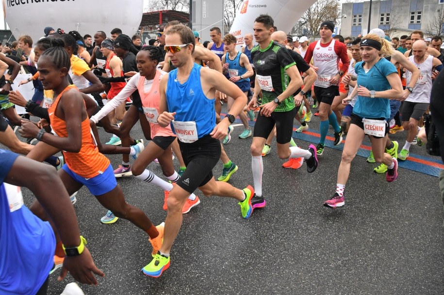 Zawodnicy na trasie biegu /Radek Pietruszka /PAP