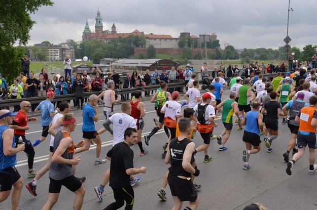 Zawodnicy na trasie Cracovia Maratonu /Jacek Bednarczyk /PAP
