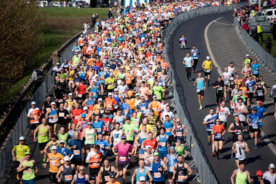 Zawodnicy na trasie maratonu w 2022 r. /Grzegorz Michałowski /PAP