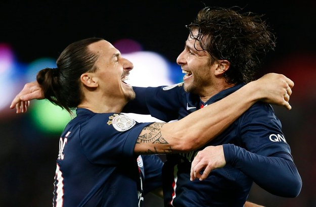 Zawodnicy Paris St Germain's Maxwell (po prawej) i Zlatan Ibrahimović /IAN LANGSDON /PAP/EPA