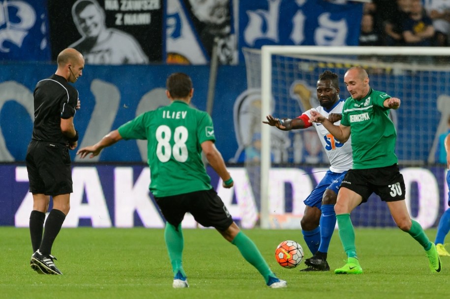 Zawodnicy Pelister Bitola Dimitar Iliev (C), Oliver Peev (P) i Abdul Aziz Tetteh (2P) z Lecha podczas meczu pierwszej rundy kwalifikacji Ligi Europejskiej Lech Poznań vs. Pelister Bitola w Poznaniu /Jakub Kaczmarczyk /PAP