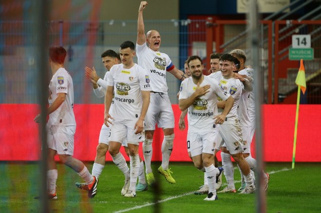 Zawodnicy Piasta Gliwice cieszą się z gola podczas ćwierćfinałowego meczu piłkarskiego Pucharu Polski z Rakowem Częstochowa /Jarek Praszkiewicz /PAP