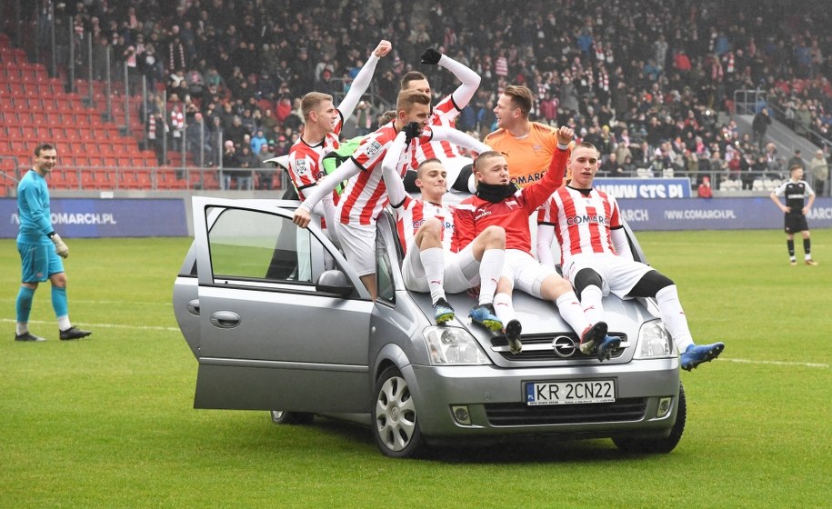 Zawodnicy pierwszego zespołu Cracovii cieszą się ze zdobytej bramki podczas treningu noworocznego /Jacek Bednarczyk /PAP