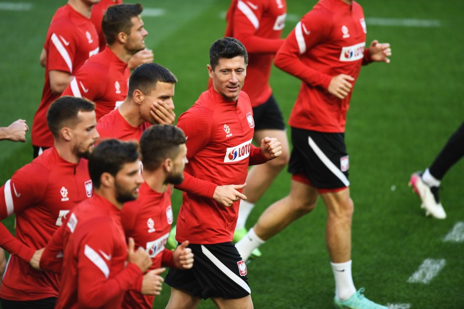 Zawodnicy piłkarskiej reprezentacji Polski podczas treningu kadry przed meczem z Hiszpanią /Marcin Gadomski /PAP