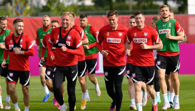 Zawodnicy piłkarskiej reprezentacji Polski Tomasz Kędziora, Maciej Rybus, Kamil Glik, Wojciech Szczęsny, Robert Lewandowski i Michał Helik /Jakub Kaczmarczyk /PAP