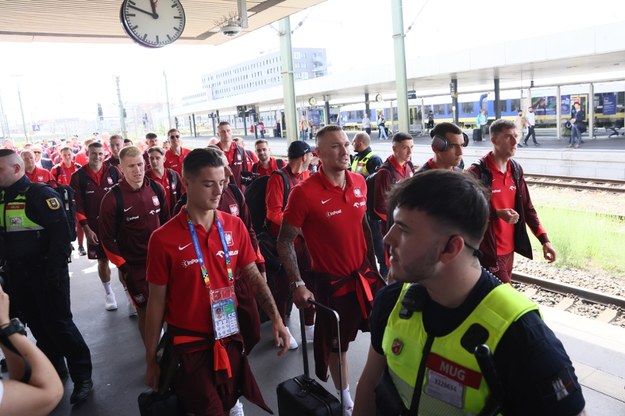 Zawodnicy piłkarskiej reprezentacji Polski w drodze do pociągu jadącego z Hanoweru do Berlina /Leszek Szymański /PAP