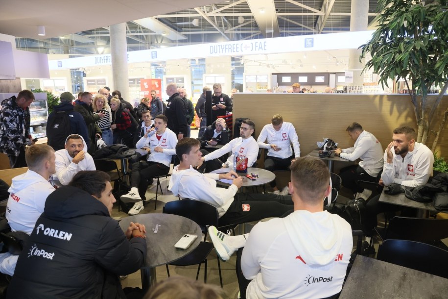 Zawodnicy piłkarskiej reprezentacji Polski z powodu niekorzystnych warunków atmosferycznych utknęli na lotnisku Thorshavn /Leszek Szymański /PAP