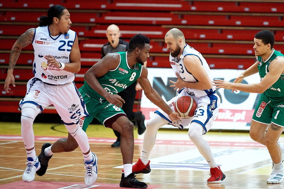 Zawodnicy Polpharmy Starogard Gd. Trevon Allen (L) i James Washington (2P) oraz Cecil Williams (2L) i Gabriel Lundberg (P) z Zastalu Enea BC Zielona Góra podczas rozgrywanego awansem meczu 13. kolejki Ekstraklasy koszykarzy / 	Adam Warżawa    /PAP