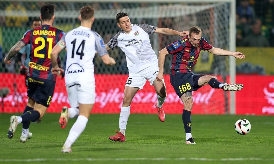 Zawodnicy Puszczy Niepołomice Jakub Serafin (2L) i Michalis Kosidis (2P) oraz Joao Gamboa (L) i Danijel Loncar (P) z Pogoni Szczecin w półfinałowym meczu Pucharu Polski /Łukasz Gagulski  /PAP