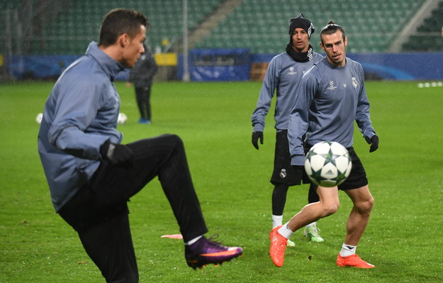 Zawodnicy Realu Madryt Cristiano Ronaldo (L), Fabio Coentrao (C), Gareth Bale (P), podczas treningu przed meczem przeciwko Legii Warszawa /Bartłomiej Zborowski /PAP