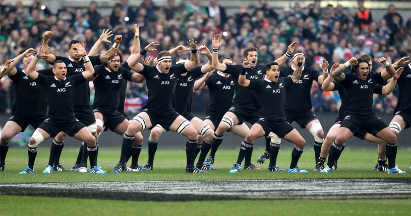 Zawodnicy reprezentacji Nowej Zelandii w rugby w słynnym tańcu "haka" przed jednym z meczów /AFP