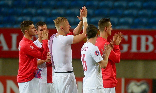 Zawodnicy reprezentacji Polski dziękują kibicom za doping po meczu z Gibraltarem /Bartłomiej Zborowski /PAP