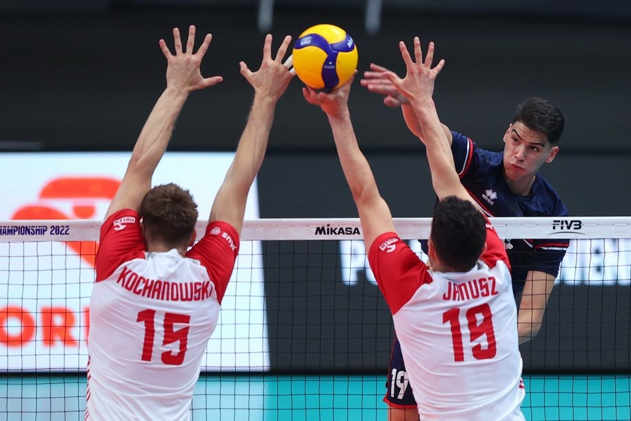 Zawodnicy reprezentacji Polski Jakub Kochanowski (L) i Marcin Janusz (C) oraz Aymen Bouguerra (P) z Tunezji /	Łukasz Gągulski /PAP