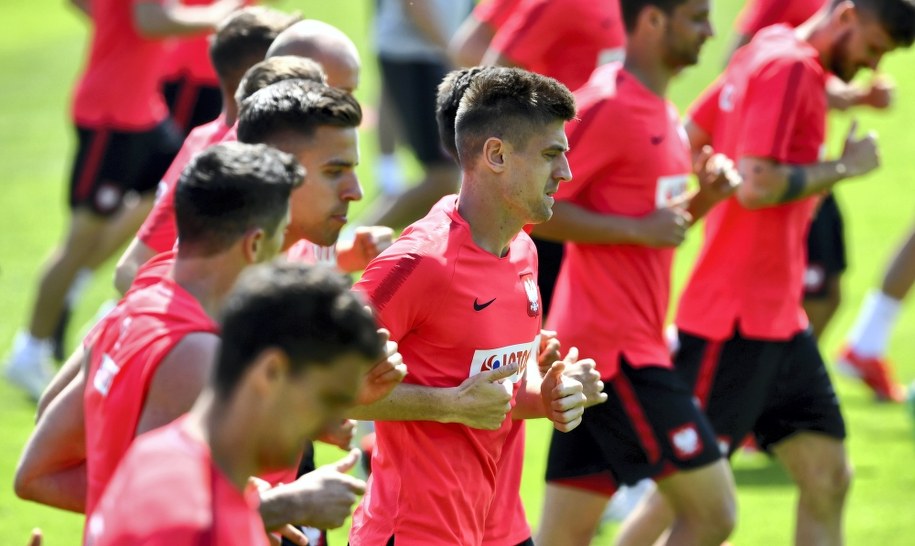 Zawodnicy reprezentacji Polski - w centrum: napastnik Krzysztof Piątek - podczas treningu na boisku KS Zwar Międzylesie /Piotr Nowak /PAP