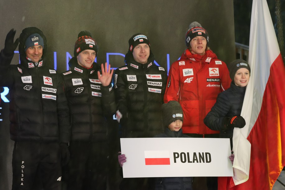 Zawodnicy reprezentacji Polski w skokach narciarskich: Piotr Żyła (L), Tomasz Pilch (2L), Aleksander Zniszczoł (2P) i Dawid Kubacki (P) podczas prezentacji w Lake Placid /Marcin Cholewiński /PAP