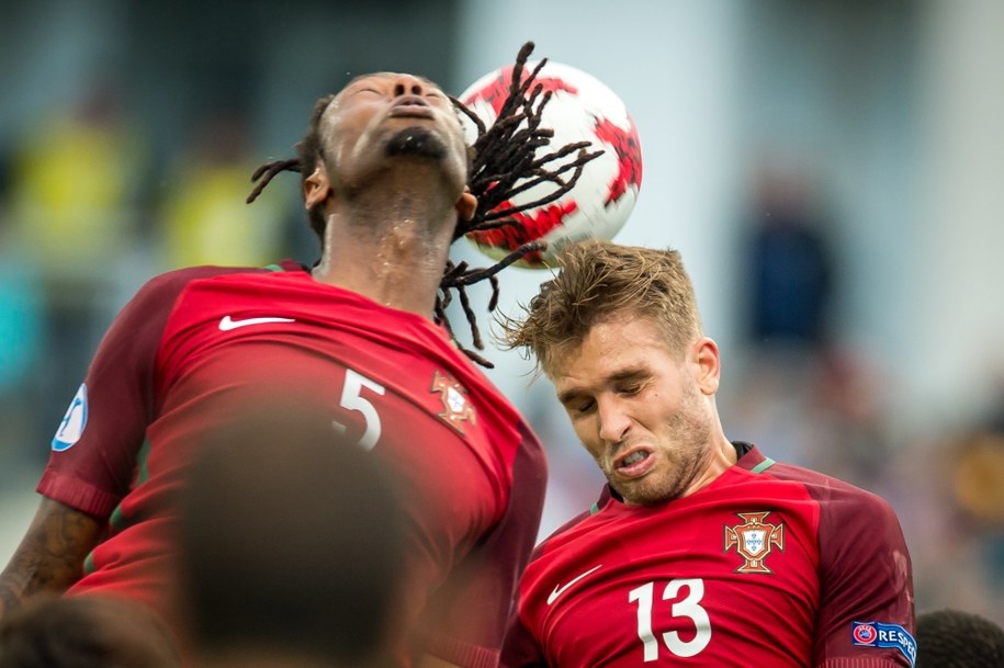 Zawodnicy reprezentacji Portugalii Ruben Semedo (L) i Kevin Rodrigues (P) podczas meczu z Serbią w grupie B piłkarskich mistrzostw Europy U21 w Bydgoszczy /Tytus Żmijewski /PAP