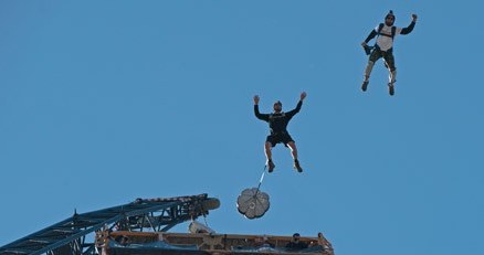 Zawodnicy skakali z ustawionego na ich potrzeby dźwigu. Fot.: diversecraneboogie.com /materiały prasowe