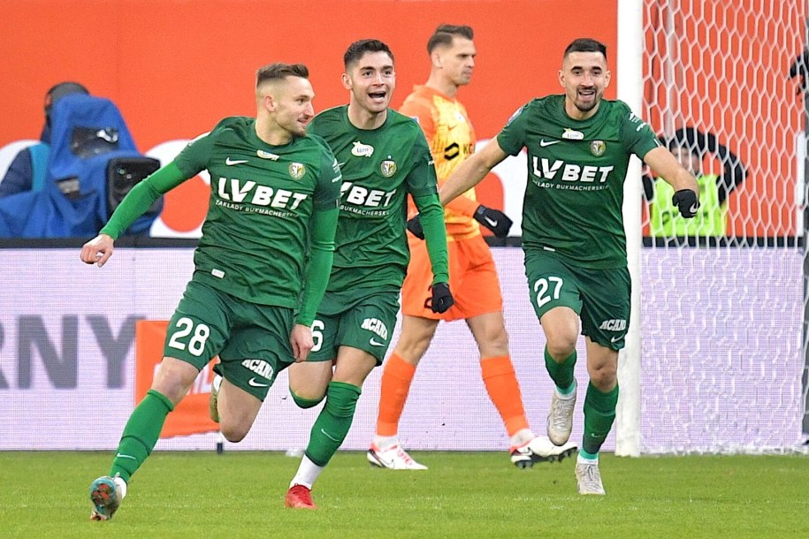 Zawodnicy Śląska cieszą się z gola /Sebastian Borowski /PAP