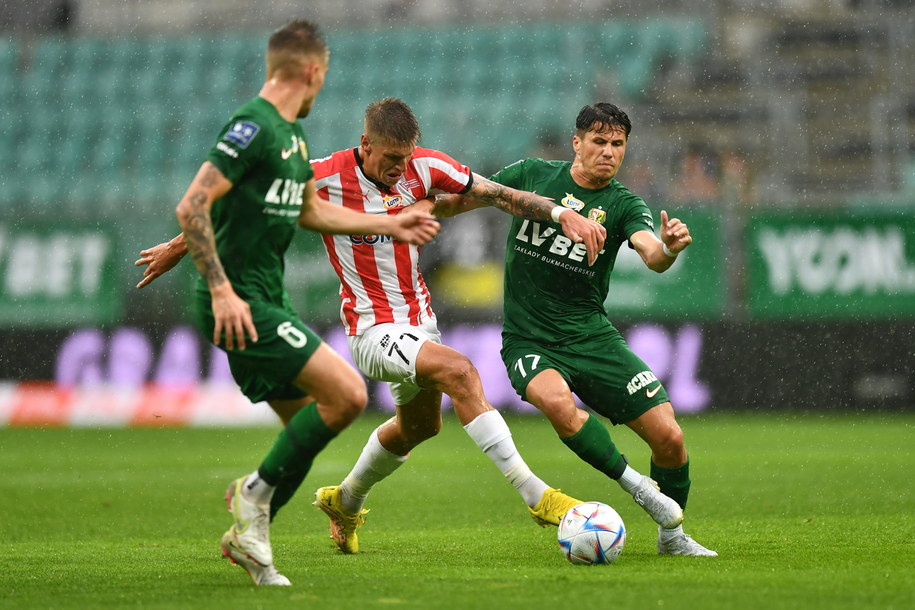 Zawodnicy Śląska Wrocław Daniel Gretarsson (L) i Petr Schwarz (P) oraz Patryk Makuch (C) z Cracovii / 	Maciej Kulczyński    /PAP