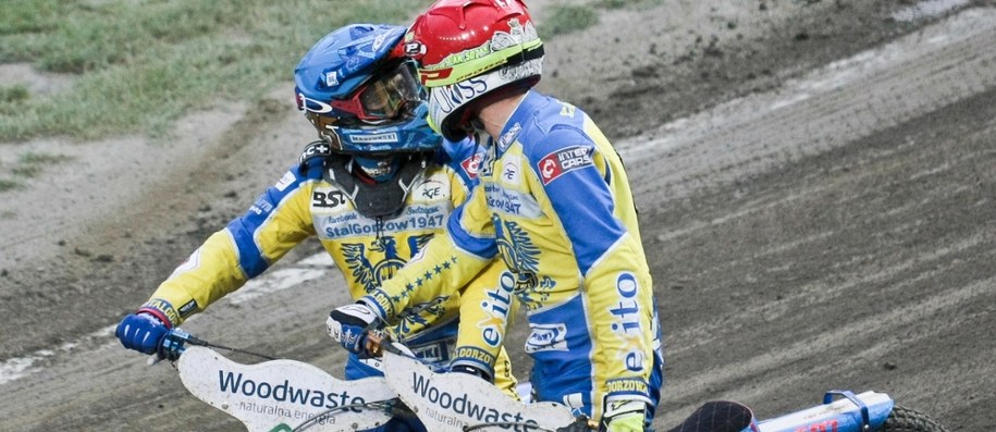 Zawodnicy Stali Gorzów Krzysztof Kasprzak (kask czerwony) i Bartosz Zmarzlik (kask niebieski) /PAP/Lech Muszyński /PAP