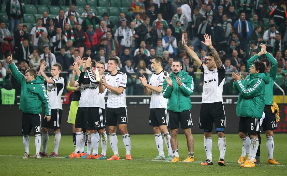 Zawodnicy stołecznej Legii dziękują kibicom za doping /Bartłomiej Zborowski /PAP