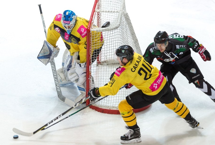 Zawodnicy TAURON KH GKS-u Katowice: bramkarz Shane Owen i obrońca Martin Cakajik oraz napastnik GKS-u Tychy Jarosław Rzeszutko w czwartym meczu finału Polskiej Hokej Ligi / Andrzej Grygiel /PAP