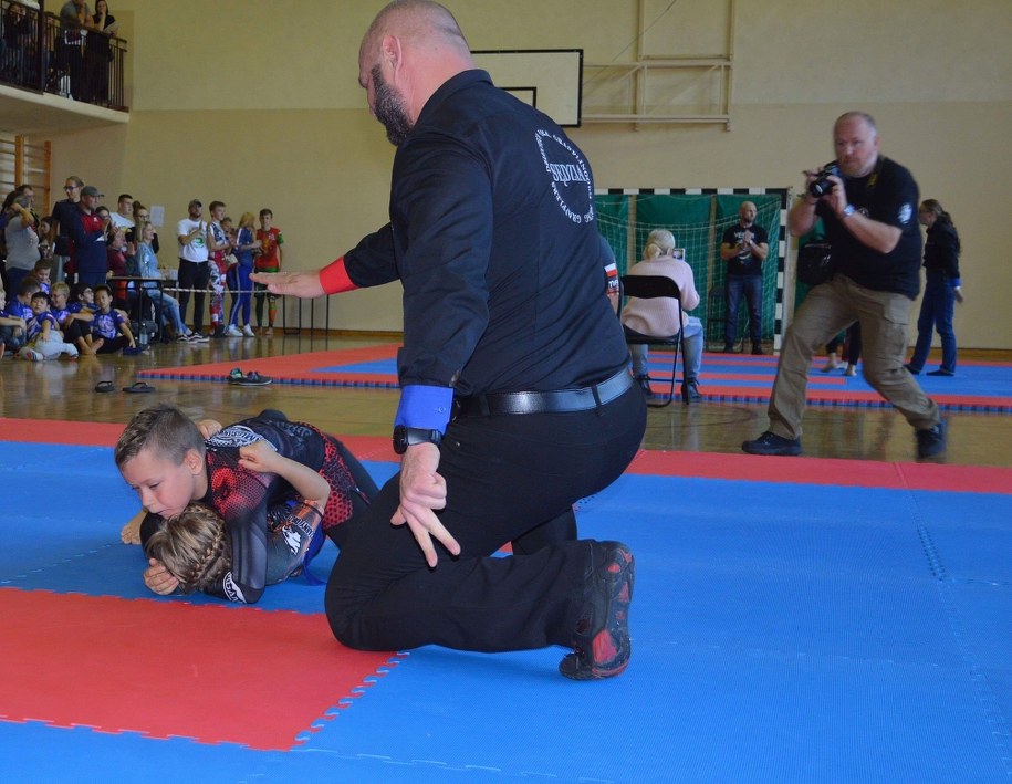 Zawodnicy trenują pod czujnym okiem Mistrza Wojciecha Adamusika /Materiały prasowe