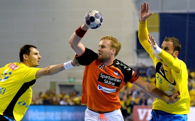 Zawodnicy Vive Tauron Kielce Krzysztof Lijewski (L) i Uros Zorman (P) oraz Steinn Gunnar Jonsson (C) z IFK Kristianstad podczas meczu grupy B Ligi Mistrzów piłkarzy ręcznych /Piotr Polak /PAP/EPA