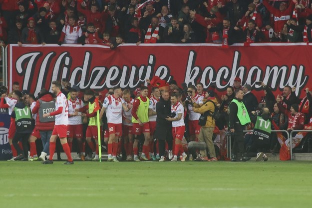 Zawodnicy Widzewa Łódź cieszą się z gola /Marian Zubrzycki /PAP