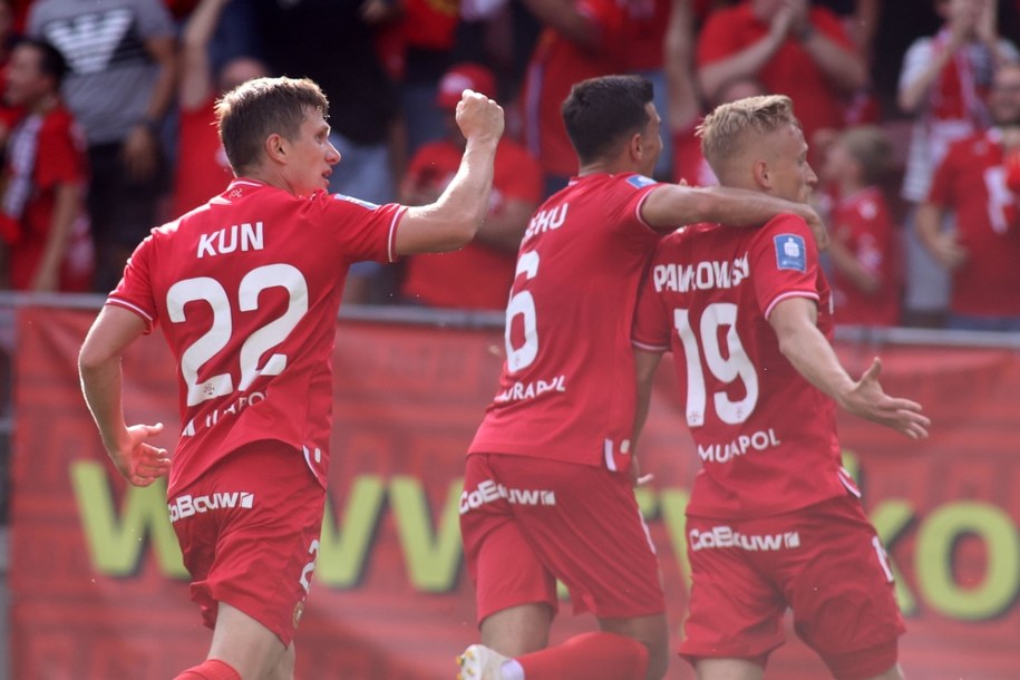 Zawodnicy Widzewa Łódź Dominik Kun (L), Julian Shehu (C) i Bartłomiej Pawłowski (P) cieszą się z gola /Marian Zubrzycki /PAP