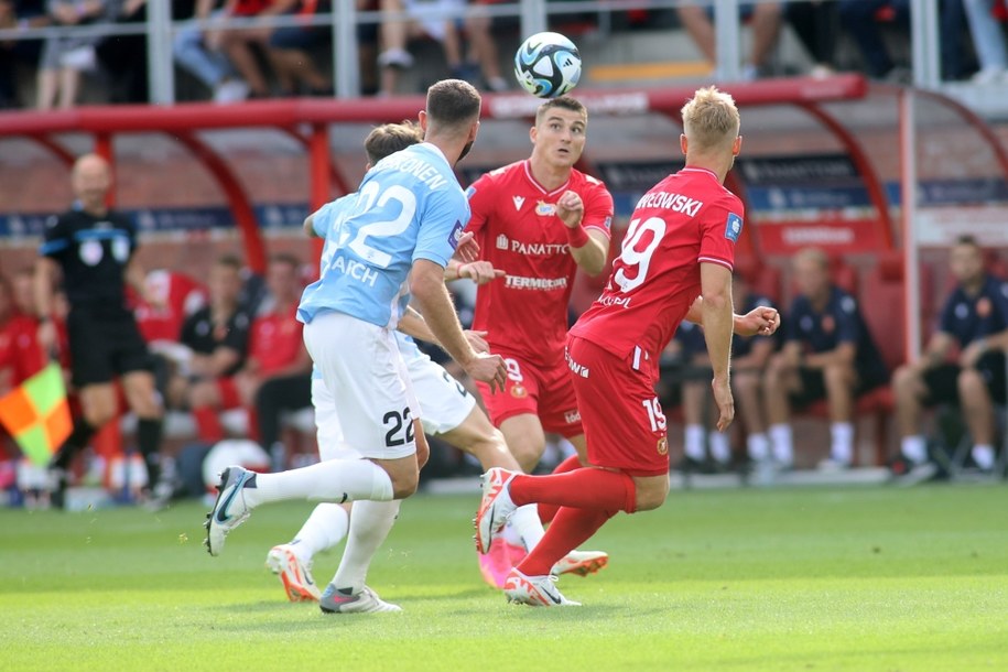 Zawodnicy Widzewa Łódź Jordi Sanchez (C) i Bartłomiej Pawłowski (P) oraz Arttu Hoskonen (L) z Cracovii /Marian Zubrzycki /PAP