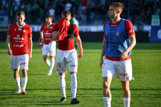 Zawodnicy Wisły Kraków po przegranym 4:2 meczu 33. kolejki piłkarskiej Ekstraklasy z Radomiakiem Radom /Piotr Polak /PAP