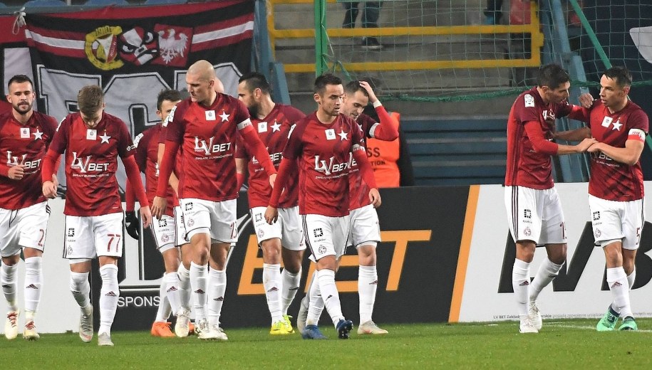 Zawodnicy Wisły Kraków podczas meczu z KGHM Zagłębiem Lubin /	Jacek Bednarczyk   /PAP/EPA