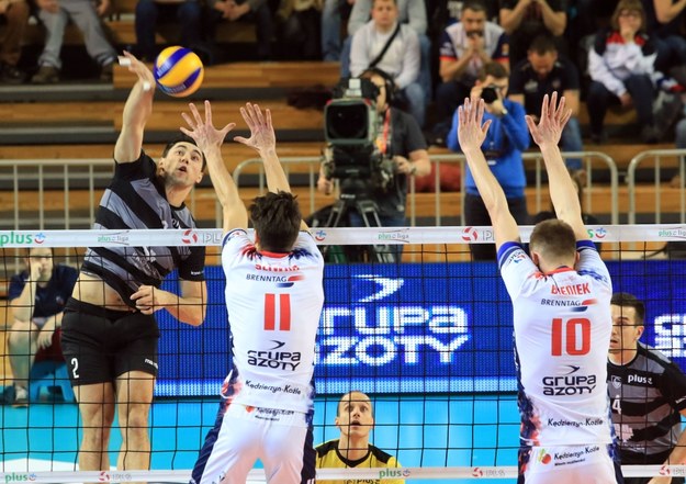 Zawodnicy ZAKSA Kędzierzyn-Koźle Aleksander Śliwka i Mateusz Bieniek oraz Karol Butrym z GKS Katowice podczas meczu Ekstraklasy /Krzysztof Świderski /PAP