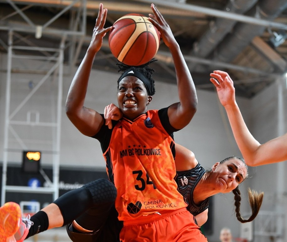 Zawodniczka BC Polkowice Brianna Fraser (L) i Tijna Krivacevic (P) z Besiktasu Stambuł / 	Maciej Kulczyński    /PAP