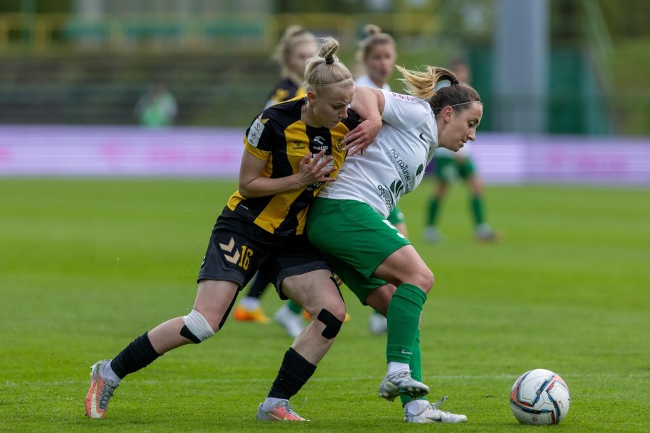 Zawodniczka GKS Katowice Nicola Brzęczek (L) i Małgorzata Korda (P) ze Śląska Wrocław podczas meczu 21. kolejki piłkarskiej Orlen Ekstraligi /Zbigniew Meissner /PAP