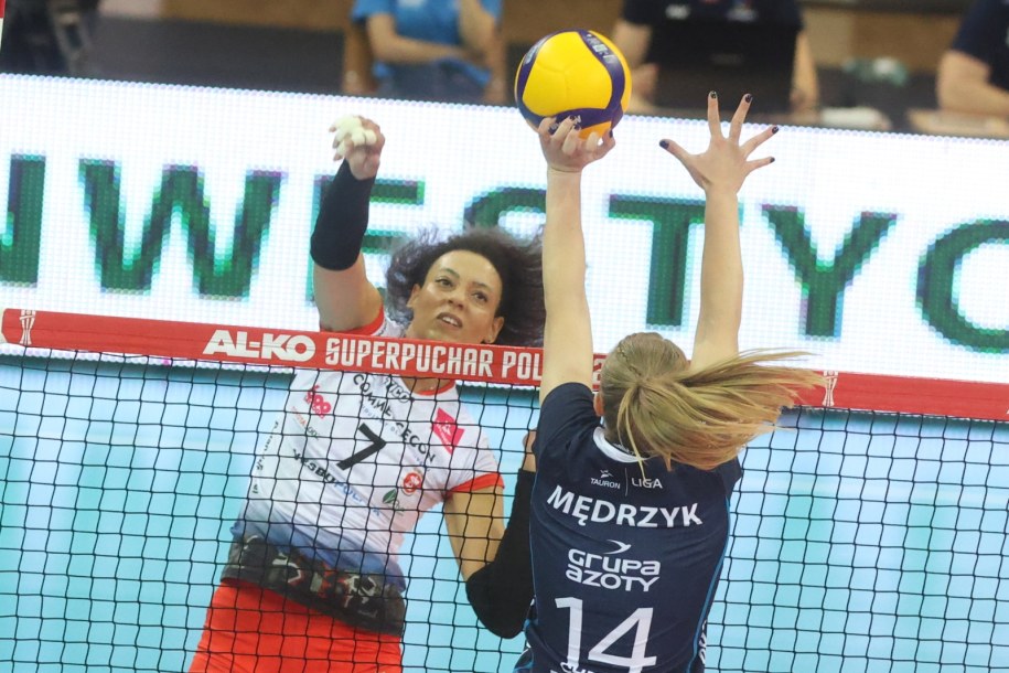 Zawodniczka ŁKS Commercecon Łódź Valentina Diouf (L) i Natalia Mędrzyk (P) z Grupy Azoty Chemika Police /Marian Zubrzycki /PAP