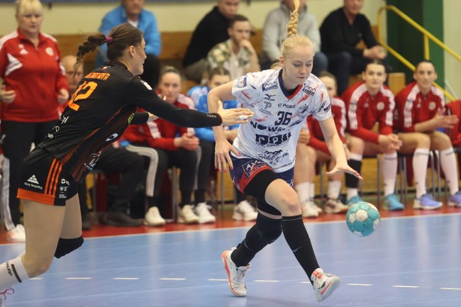 Zawodniczka Piotrcovii Piotrków Tryb. Lucyna Sobecka (P) i Karina Bujnochova (L) z Zagłębia Lubin podczas meczu 23. kolejki Ekstraklasy piłkarek ręcznych /PAP/Marian Zubrzycki /PAP