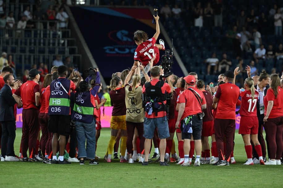 Zawodniczki reprezentacji Polski ceszą się ze zwycięstwa 3:2 w meczu grupy C piłkarskich mistrzostw Europy kobiet z Danią w szwajcarskiej Lucernie, /Marcin Bielecki /PAP/EPA